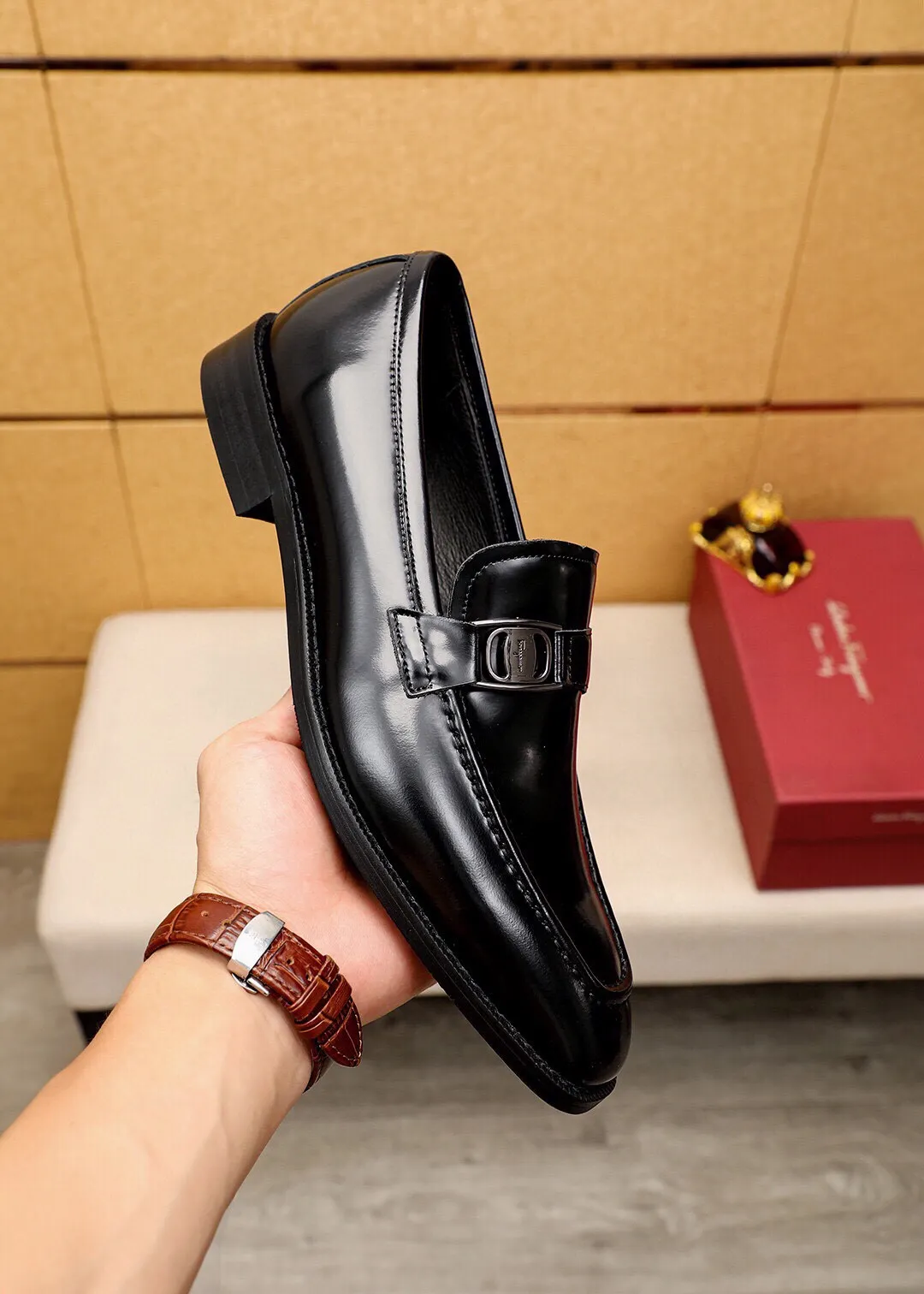 Men's shoes 💰400 💐 Product trademark: Ferragamo "Ferragamo" casual leather shoes Regular size: 39-44 (38.45.46🉑️Customized) Product materials: Selected imported open-edge beaded calfskin upper + classic hardware buckle, imported pig leather lining. Strong three-dimensional visual effect, non-slip and wear-resistant combination outsole Color: 1⃣️color optional